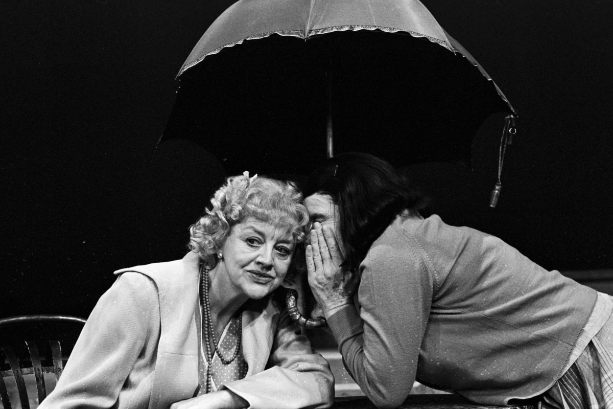   Scene fra Nationaltheaterets oppsetning av David Storeys "Hjem".  Forestillingen hadde premiere 27. oktober 1971. Kirsten Sørlie hadde regi og medvirkende var blant andre Ella Hval som Marjorie og Aase Bye som Katleen. 