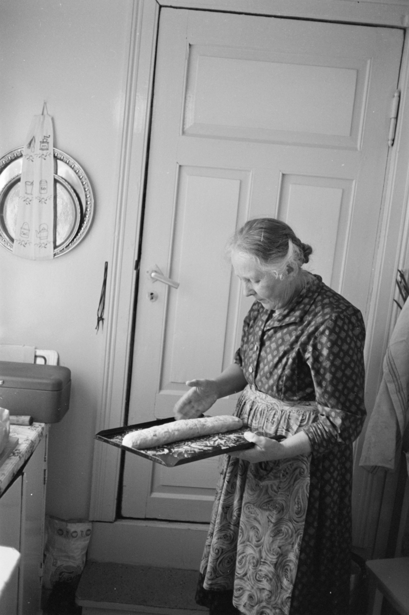En kvinne lager mat i et kjøkken på Røros.