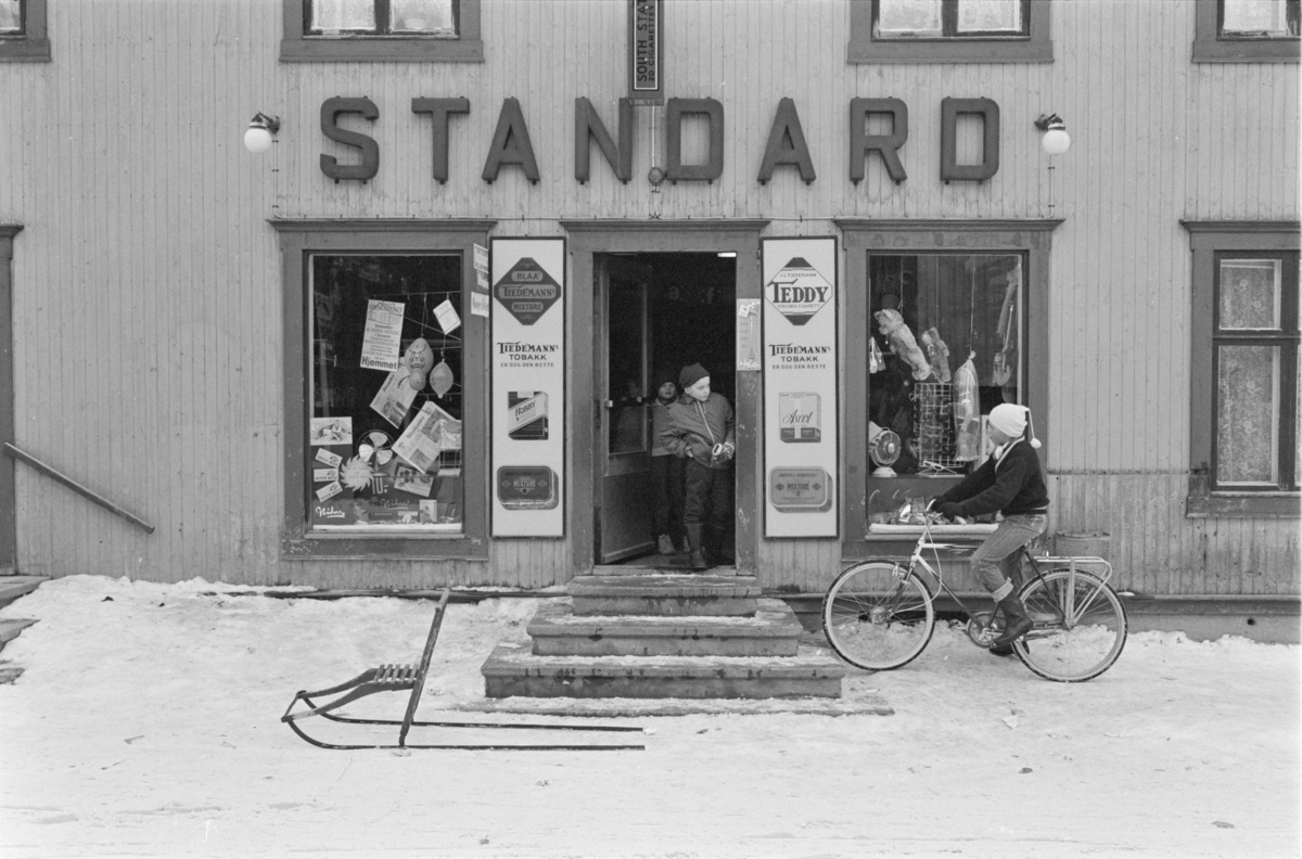 Tre barn utenfor butikken "Standard" på Røros. 
