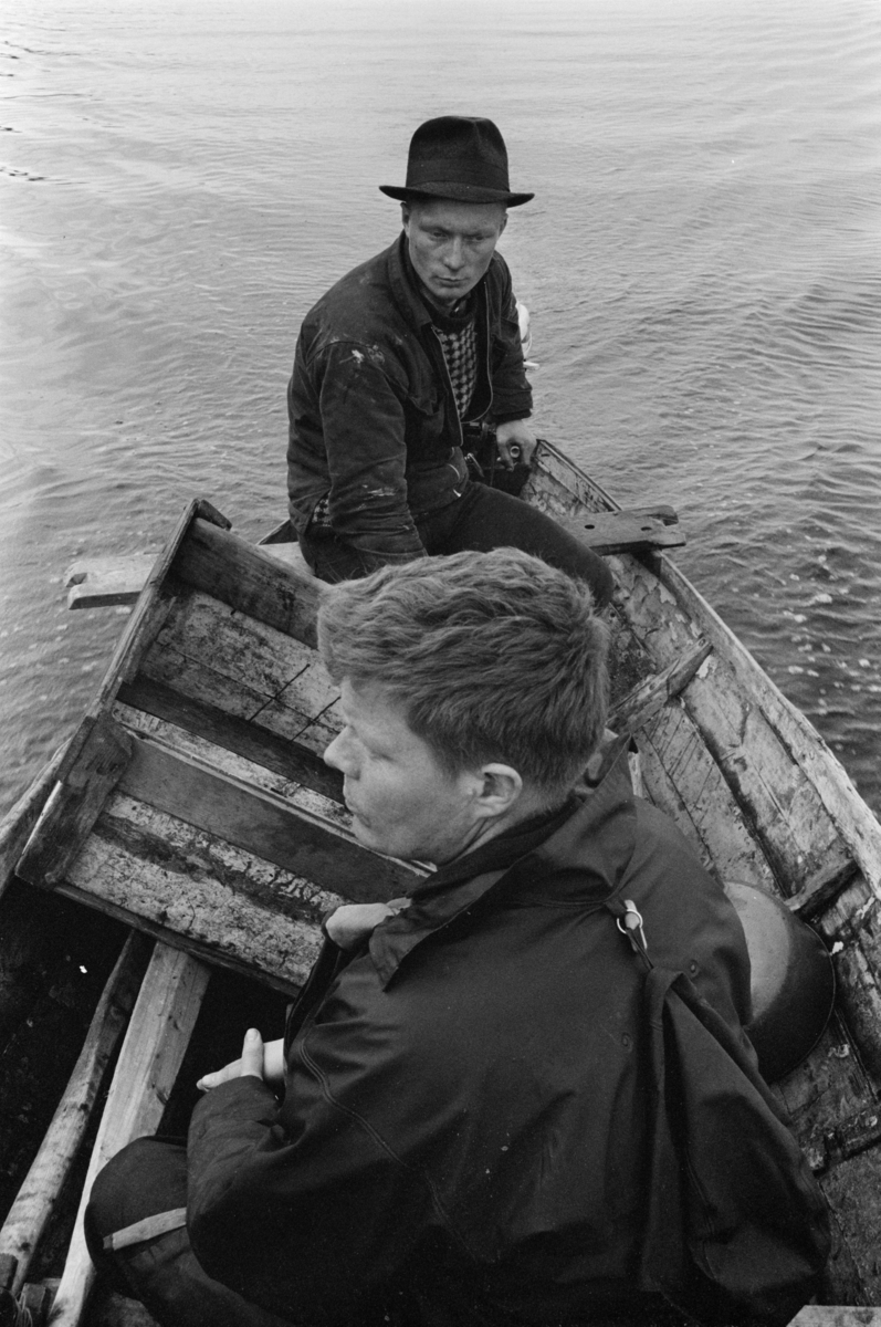 To menn i en båt.