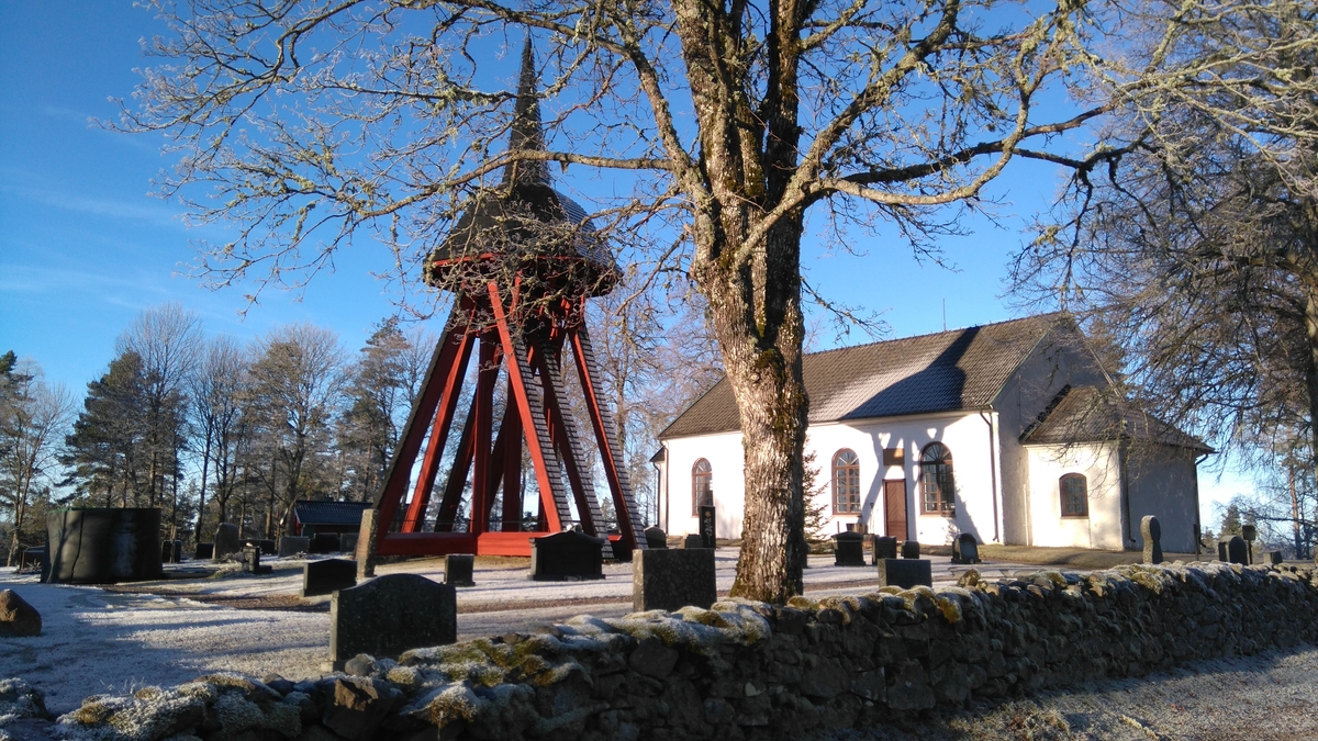 Exteriör Utvängstorps kyrka och klockstapel, Mullsjö kommun.
