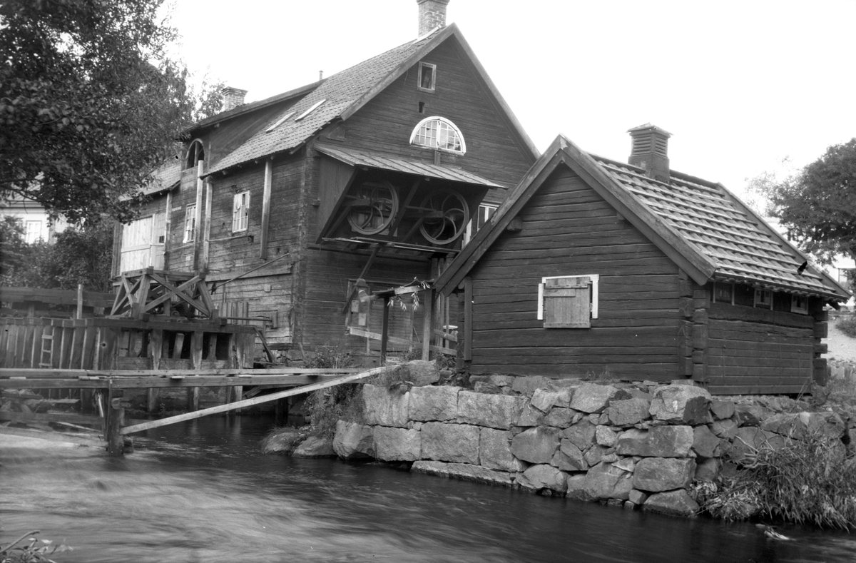 Kvarnen till Mjölby norrgård 1926. I dagligt tal kallad Norrgårds kvarn. Uppförd omkring 1880 genom gårdsägaren Frans Salomonssons försorg. Vid tiden för bilden hade Mjölby stad köpt gården och året därpå påbörjades arbetet med en elektrisk kraftstation på platsen.