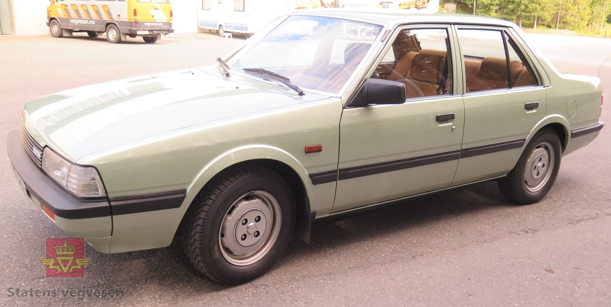 Mazda 626 Lx 2.0. 4-dørs sedan karosseri, grønn (fargekode G9) lakk utvendig. Brunt interiør med beige taktrekk. Bilen har en vannavkjølt, bensindrevet 4-sylindret tverrstilt rekkemotor med et sylindervolum på 1998 kubikkcentimeter med en ytelse på 102 hk. Enkel forgasser. To aksler, framhjulstrekk. 4- trinns manuell girkasse med girstang i gulvet. Antall sitteplasser er 5. Km. stand på telleren er 36135 km. Standard dekkdimensjon foran og bak er 185/70HR 14.  Kasettspilleren var ikke i bilen da den ble solgt ny, To sett nøkler og en eske med musikkkasetter følger med bilen.