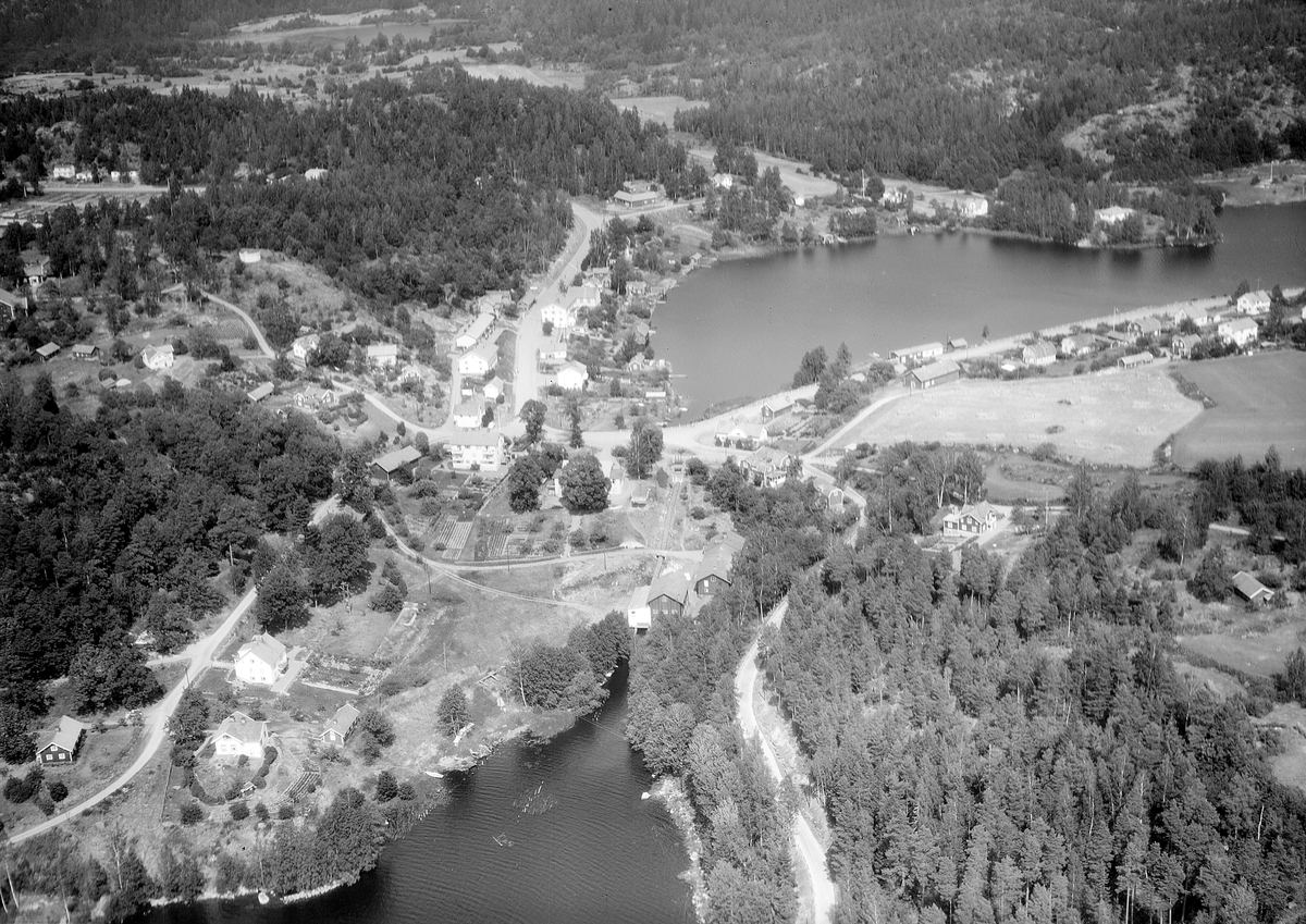 Flygfoto över Björkfors med sitt anslående läge mellan sjöarna Björkern och Åsunden. Fallet mellan vattendragen har varit avgörande för samhällets utveckling med ypperliga möjligheter för kvarn- och sågverksrörelser.