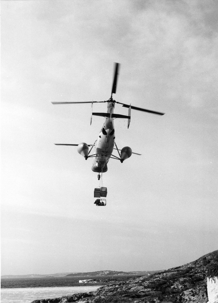 Helikopter typ Vertol 44 (Hkp 1) under en amfibiekrigsövning.