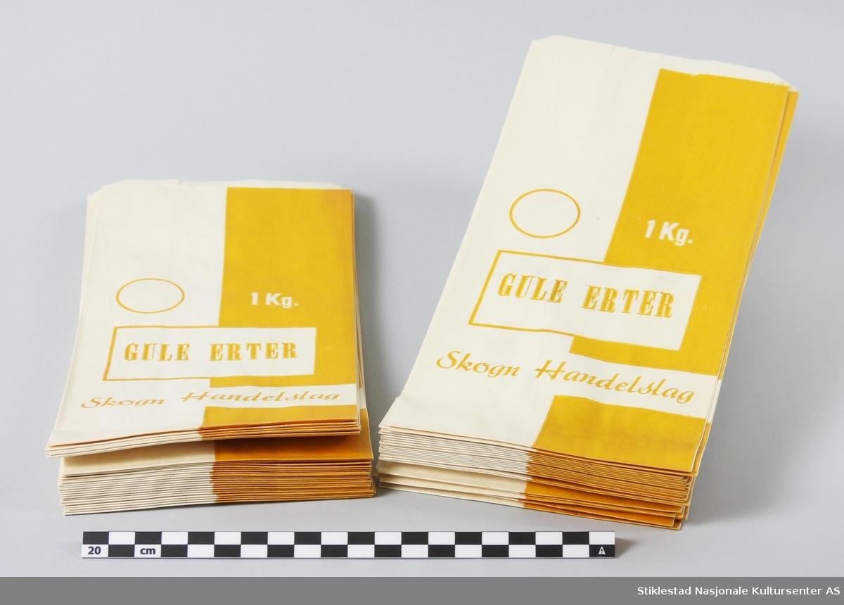 Poser/emballasje i papir, merket 1 kg GULE ERTER, Skogn Handelslag. Hvit og gul pose. 50 stk.