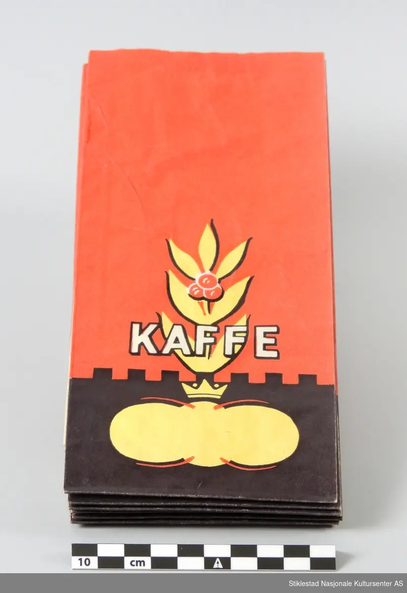 Poser/emballasje i papir, merket KAFFE. Rød pose med kaffeplante og krone. Gul, rød, hvit og svart dekor, 8 stk.