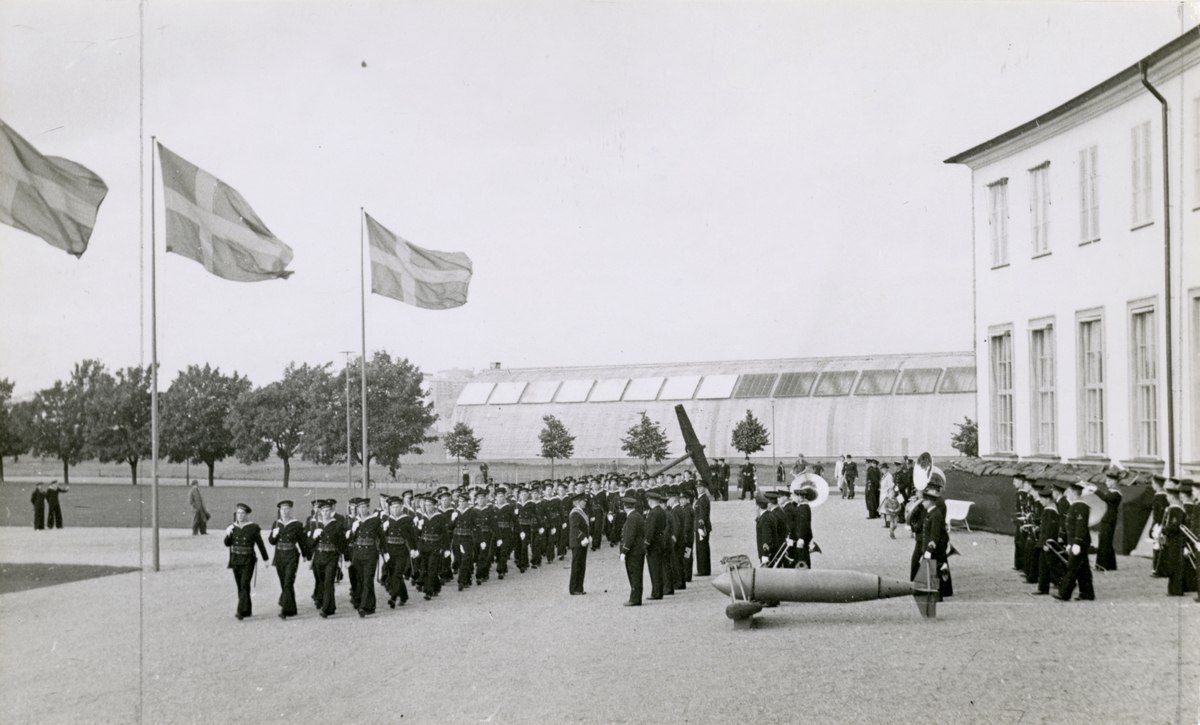 Öppningsceremoni för utställningen "Svensk sjömannagärning i allvarstid" framför Sjöhistoriska museet med musik och truppförband från flottan. I bakgrunden den sk. Kostadium.
