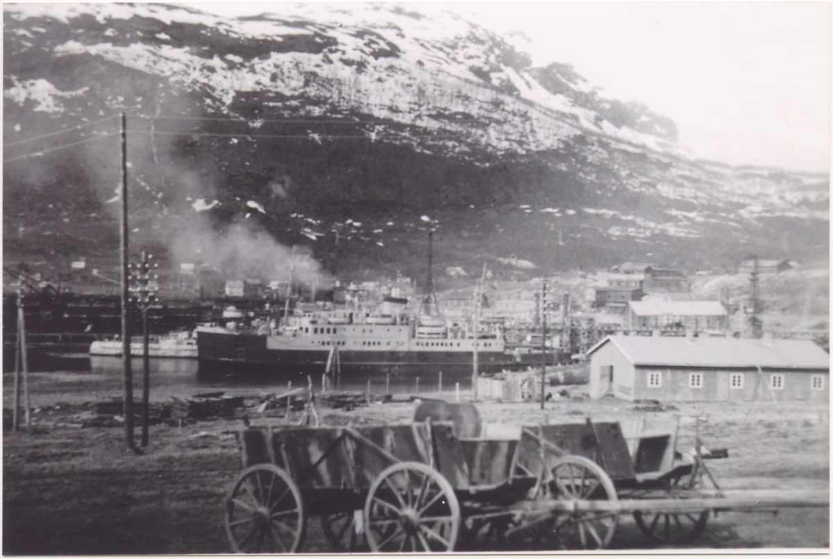 17. mai 1945 i Bogen i Ofoten. Frakteskip ved kaia.