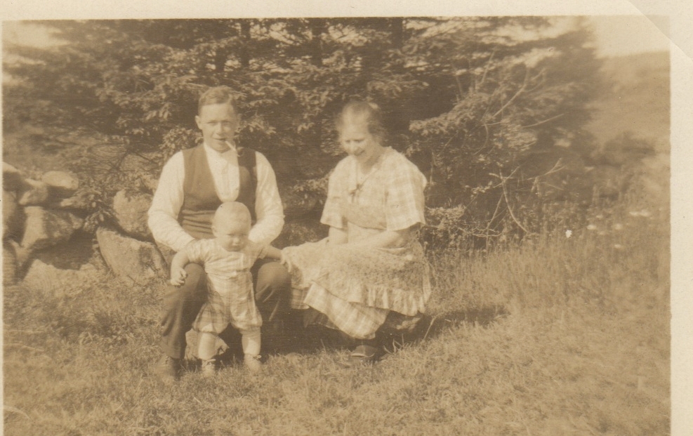 Familjen Erik Lindegren och Märta* (född Olsson) med sonen Sven Erik sitter i trädgården, Labacka 1:2 "Lund" 1930-tal. 
*Syster till Lisa (Elise) Johansson, Labacka 1:2 "Lund".