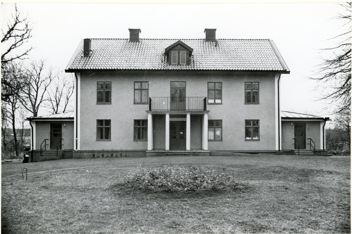 Stora Ånestad gård,  Linköping den 7 november 1972. 
Gården köptes av Linköpings kommun 1960.
Huvudbyggnaden var ett bostadshus i 2 våningar samt källare. Gården är i dag ett vårdboende. 
På gården fanns en magasinsbyggnad. Byggnaden var uppförd i tre våningar. Den revs i slutet av 1960-talet. 
Den stora ladugården var från början ett kreaturstall med loge. Den var ombyggd 1943.  Ladugården fungerade från 1961 som stall och ridskola. Verksamheten är nu nedlagd. 
Gården hade dessutom ett antal mindre byggnader, samt en väl anordnad park  Enligt ett värderingsutlåtande från 1955, var husen från sekelskiftet (omkring 1900, samt renoverade mellan åren 1940-1944).