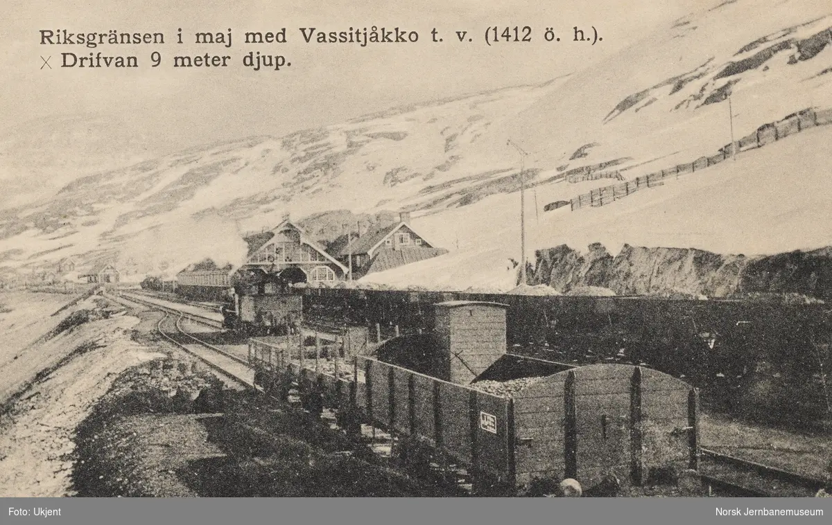 Damplokomotiv type 19a i bakgrunnen og kassevogn litra Lf3 i forgrunnen på Riksgränsen stasjon på Ofotobanen. Malmtog til høyre