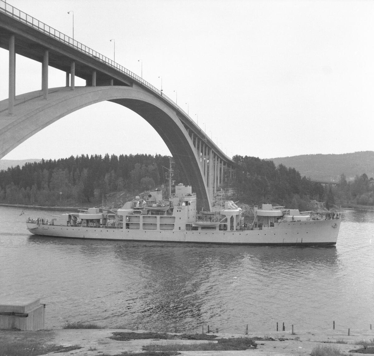 Fartyget Älvsnabben vid Sandöbron
