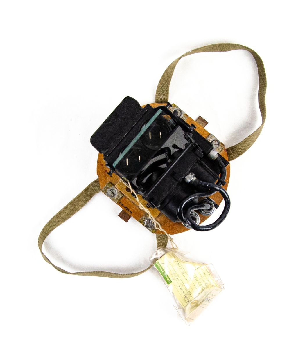 Reflexsikte 5A/32, tillhörandes flygplan A 32 & J 34. 24 volts. Monterad på en träplatta. Dubbelförvarad i två rundade originallådor av trä, tillverkad av Ferranti LTD. Till föremålet hör ett kontroll- och följekort.