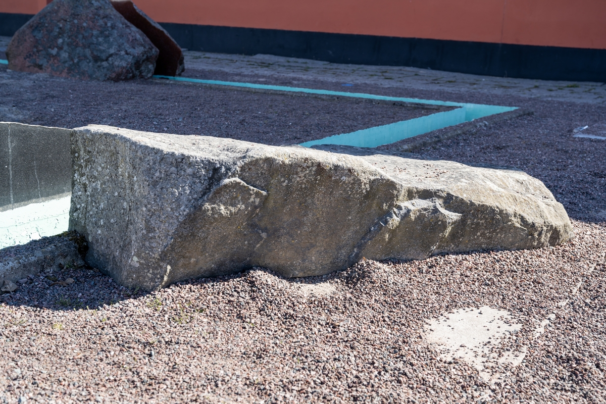 Stenkonstverk bestående av tillhuggna eller naturligt formade stenblock, klyvna i delar, som partiellt sågats, slipats och polerats. Därefter är delarna hopfogade till de ursprungliga blockens former, men med många ursparningar. Stenformationerna blir därmed byggda av tomrum och massa med naturligt skrovliga och högglanspolerade ytor. Sammanlagt 12 stenblock är placerade intill, innanför, utanför eller över en fyrsidig, smal, betonggjuten vattenränna. Rännan är utformad med två långsidor och två kortsidor, de senare med olika längd. Rännan ligger i nivå med den omgivande grusade markytan, och är fylld med cirkulerande vatten. Vattenrännan har (2022) en sentida turkos bemålning. Sammanlagt 12 stenblock.

1. Gnejs, Smålandsstenar
2. Diabas, Rydaholm 
3. Sandsten, Visingsöformationen, Uppgränna 
4. Sandsten, Visingsöformationen, Uppgränna
5. Tabergsmalm, Taberg
6. Konglomerat, Vetlandaserien, Vetlanda
7. Diabas, Rydaholm
8. Röd granit, Askeryd