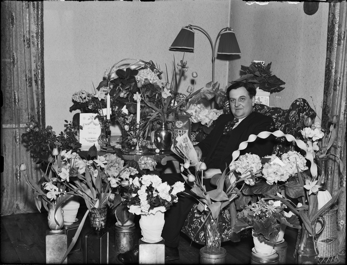 Ivar Rask omgiven av blommor på 50-årsdagen, Österbybruk, Uppland 1950