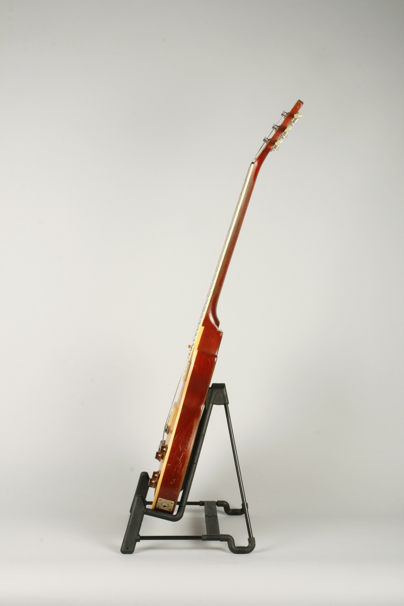 Gitar med 6 strenger. Kropp fra 1952, pikups fra 1957 (Humbucker). Lakkert om, innen innkomst.