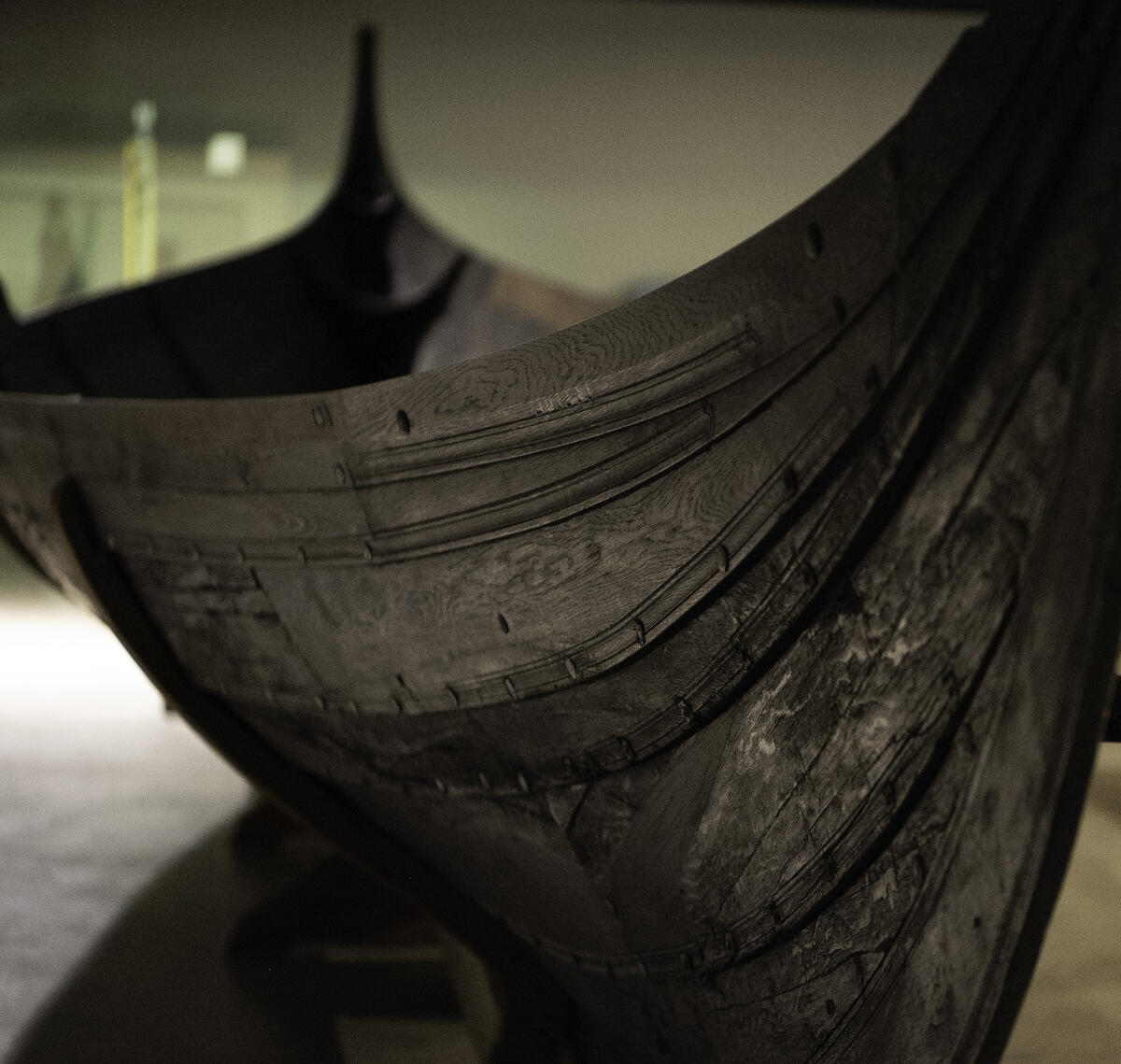 Nærbilde av Skroget av en brun vikingbåt (Foto/Photo)