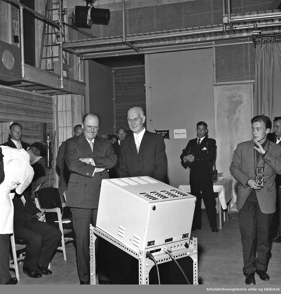 Offisiell åpning av Fjernsynet, lørdag 20. august 1960. Kong Olav og statsminister Einar Gerhardsen i Studio A på Marienlyst.