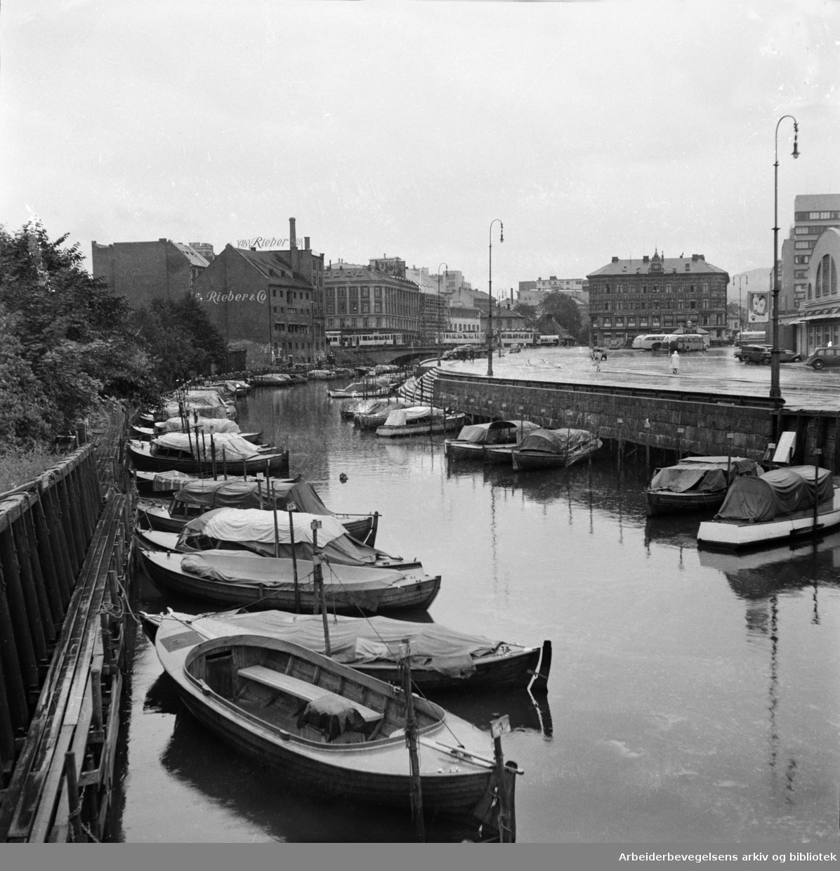 Småbåter fortøyd langs Akerselva. Mai 1951.