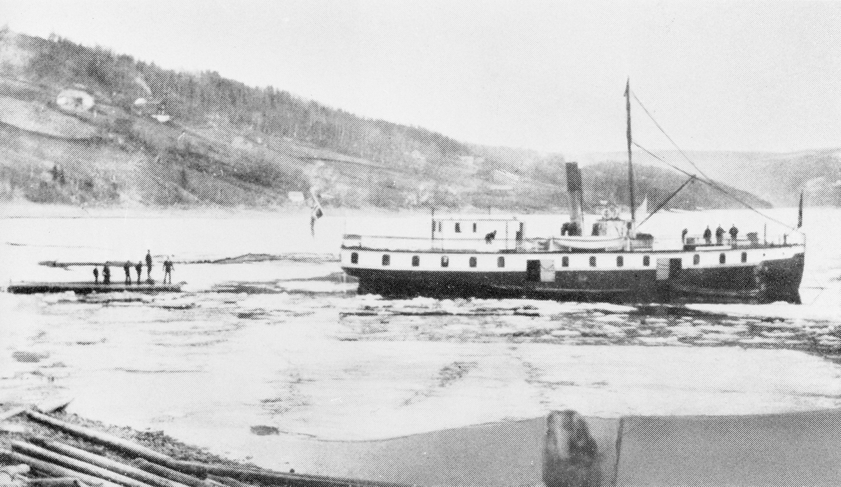Båten "Tordenskjold" i fart sør for Lillehammer.