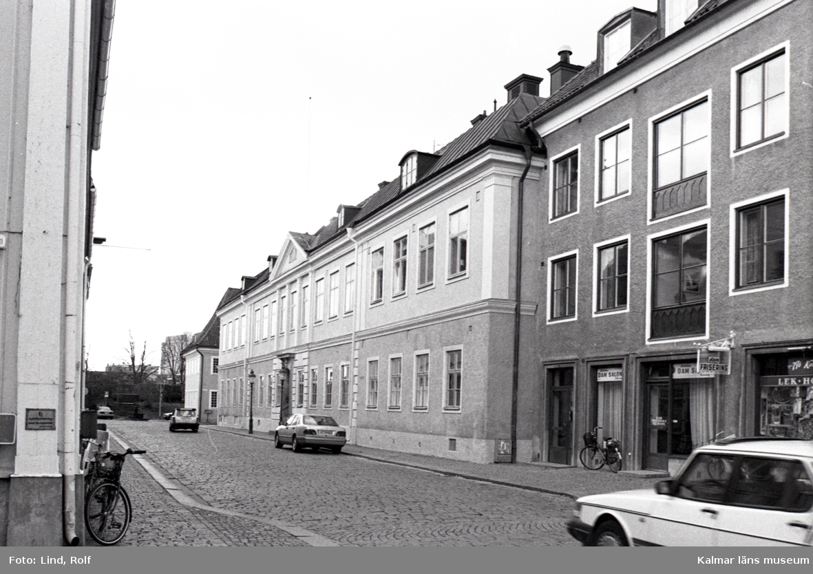 Vy från Västra Sjögatan. Till vänster residenset.