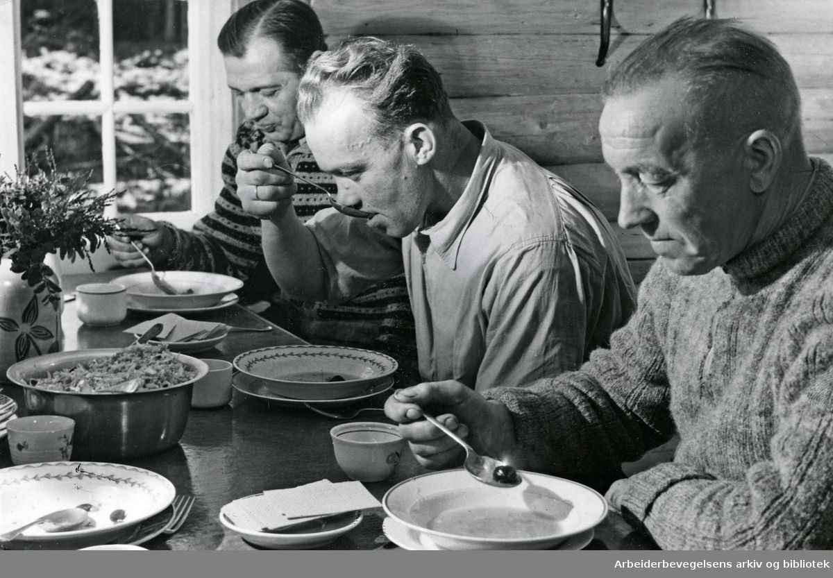 Stillsfoto fra en diasserie, produsert av Landbrukets film- og billedkontor kalt "Felleshusholdning i koia". Januar 1953.