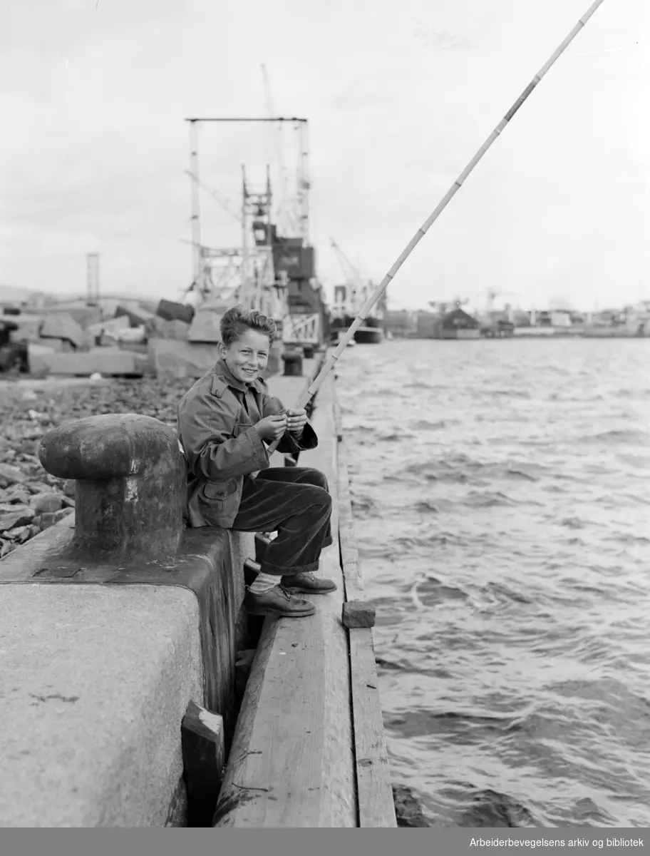 Kaare Svendsen fisker makrell fra Filipstadkaia. September 1953