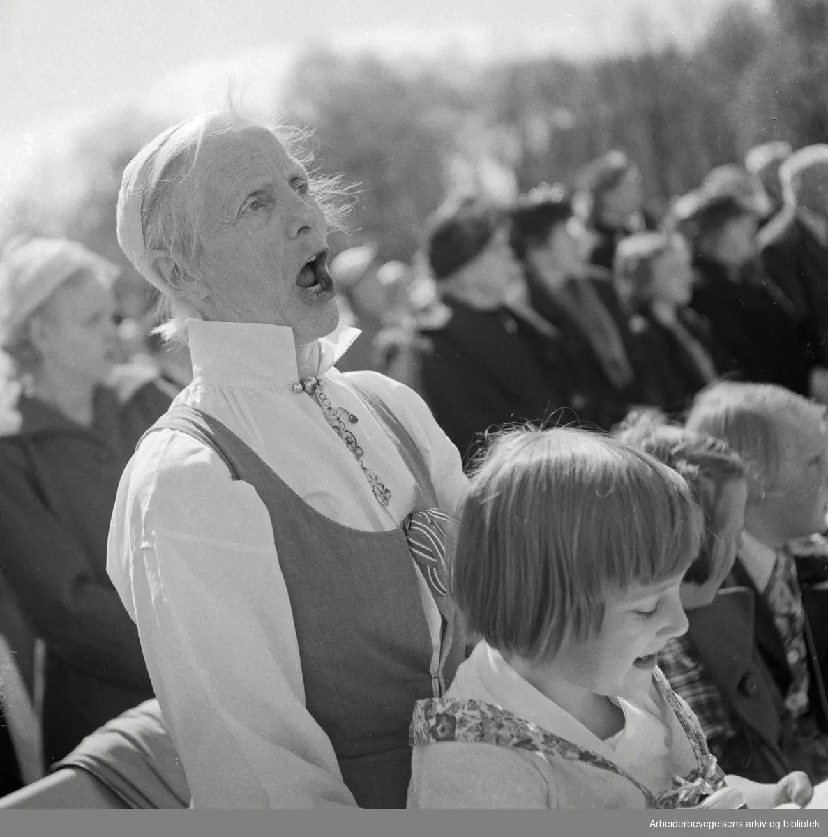 17. mai 1954. Kvinne med bunad. Synger. Slottsplassen.