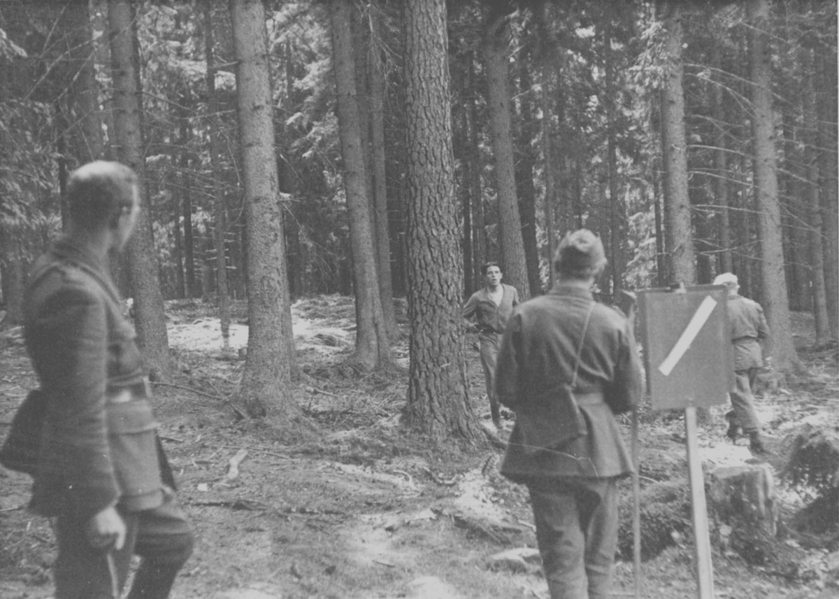 Fälttävlan i Lerdala 1945.  Löjtnant Robbert orienterar vid Billingen.