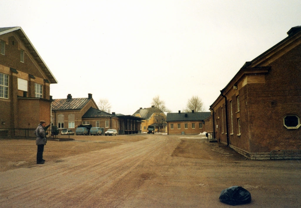Del av kaserngården med gymnastiksal, matsal och filmsal år 1990.
