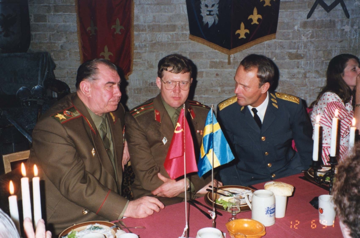 Generalmajor Bertel Österdahl med sovjetiska officerare 19910612.