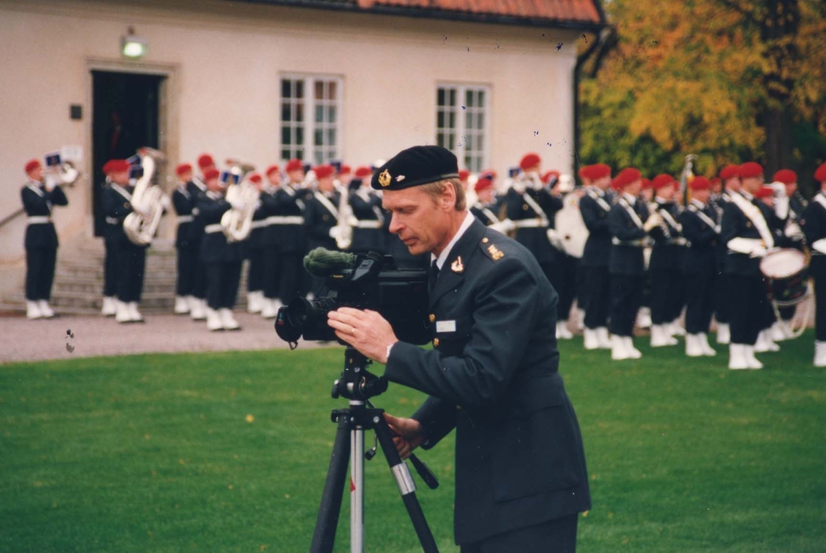 Kursavslutning på Klagstorp.  Peder Borg med en filmkamera.