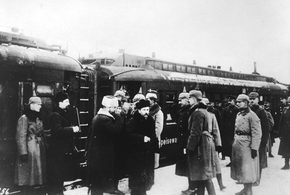 Första världskrigets fredsförhandlingar i Brest-Litovsk (Ryssland).  Ryska delegationens ankomst på bangården och dess mottagande av tyska officerare.