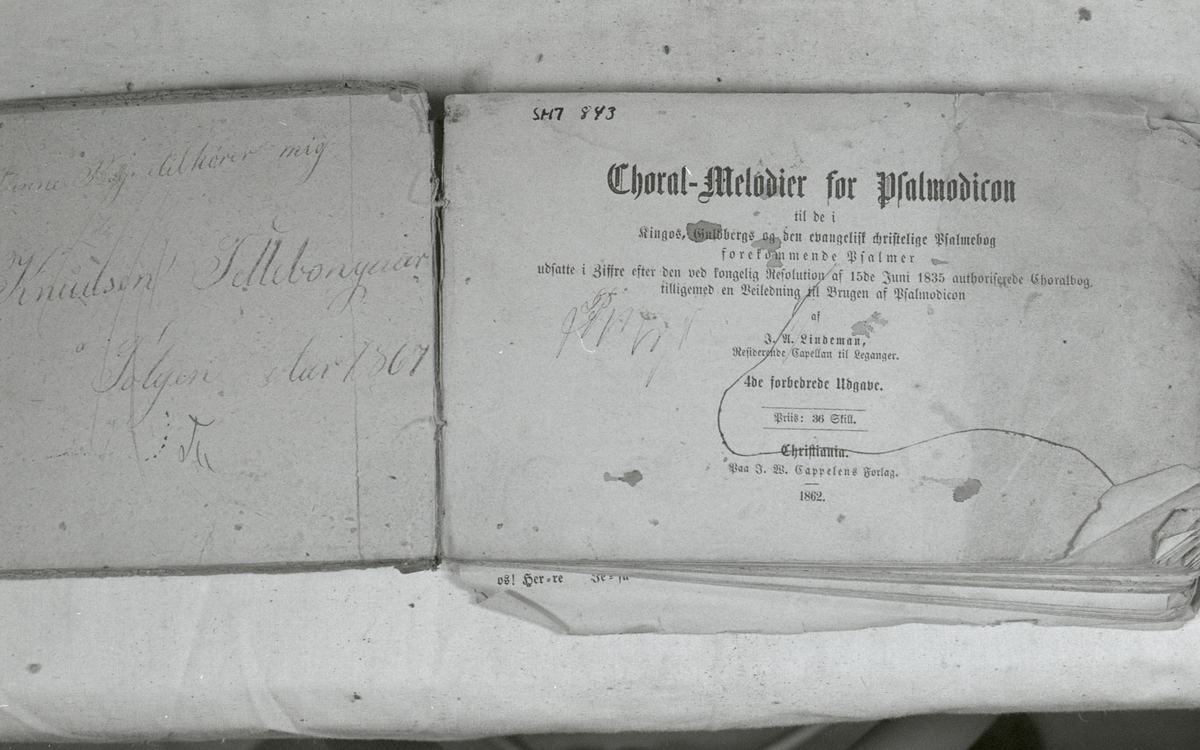 Lindeman: Choral-melodier for psalmodikon. Christiania, 1862. 

Halvbind, skinnrygg, permer av papp. Permen er knekt på midten og denne biten mangler. Boken er i svært dårlig stand.