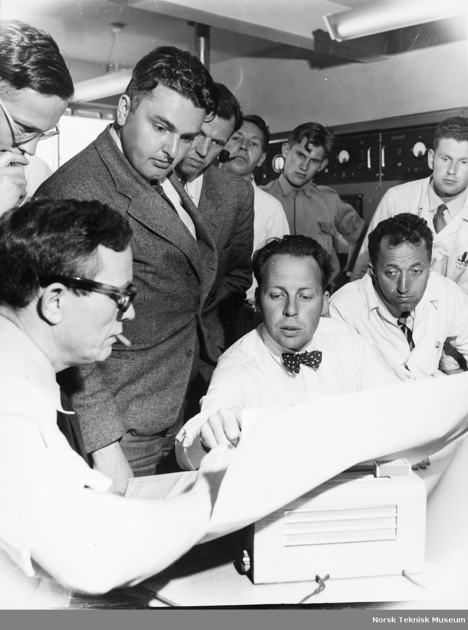 Atomreaktoren JEEP I. En gruppe studerer dokumenter. Gunnar Randers sitter i midten.