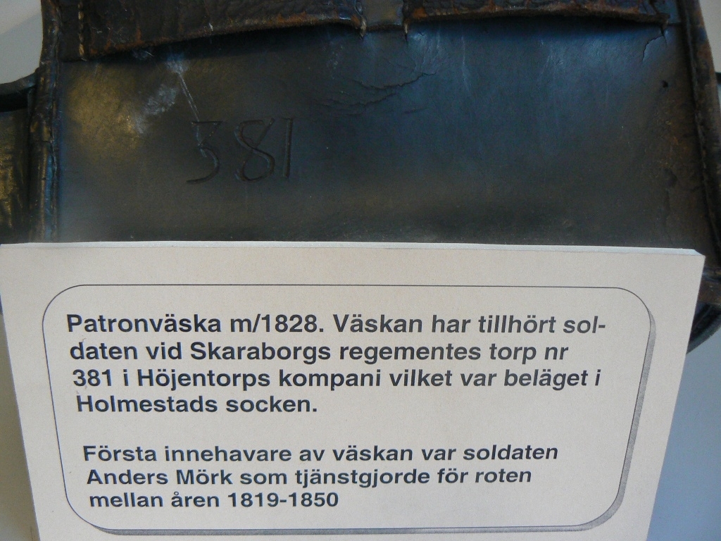 Väskan har tillhört soldaten vid Skaraborgs regementes torp nr 381 i Höjentorps kompani vilket var beläget i Holmestads socken. Första innehavaren av väskan var var soldaten Anders Mörk som tjänstgjorde för roten 1819 - 1850.