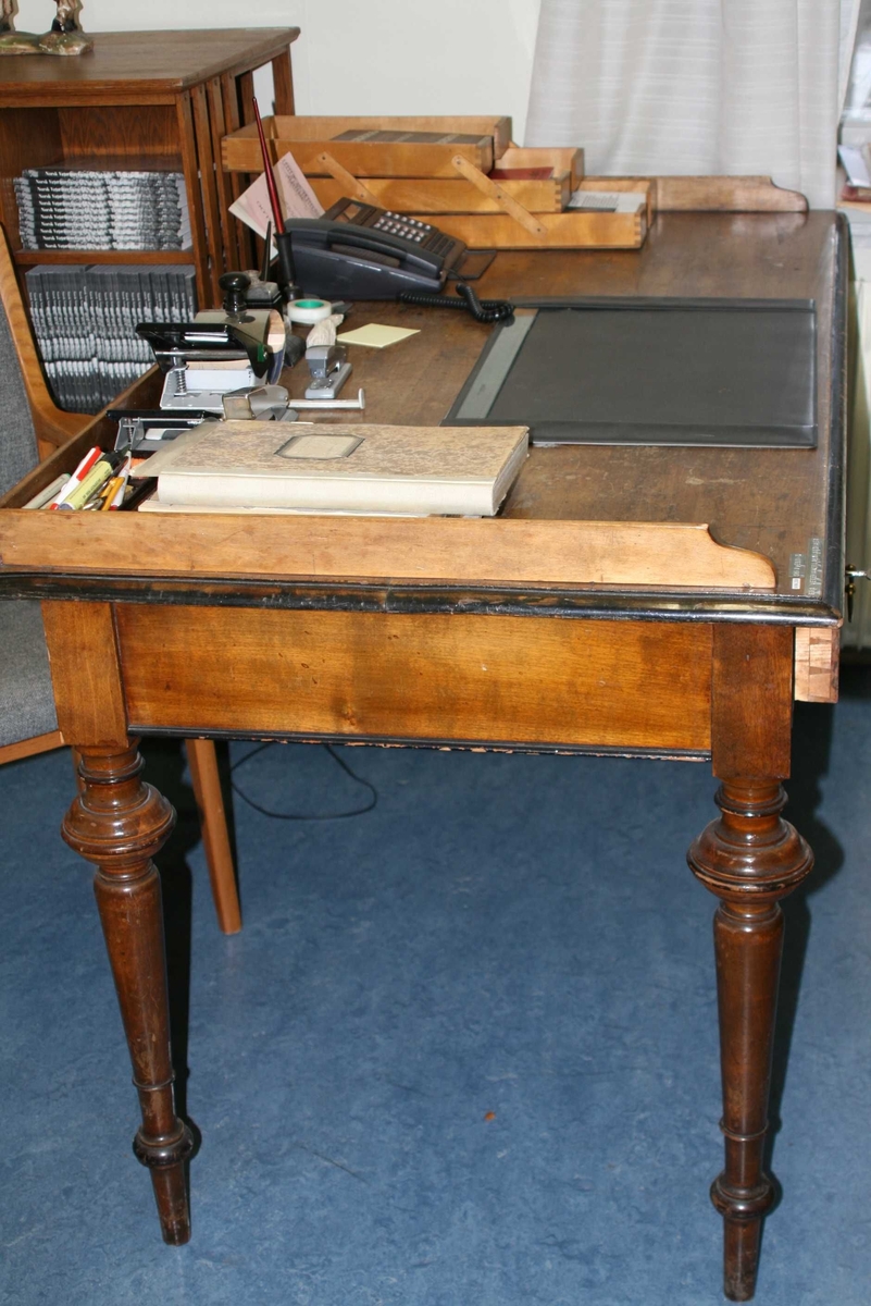 Skrivebord og 2 stoler