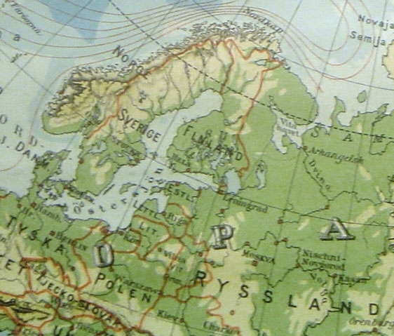 Roth. Fysisk karta med politiska gränslinjer. Tryckt 1926. Rullbar med krok.