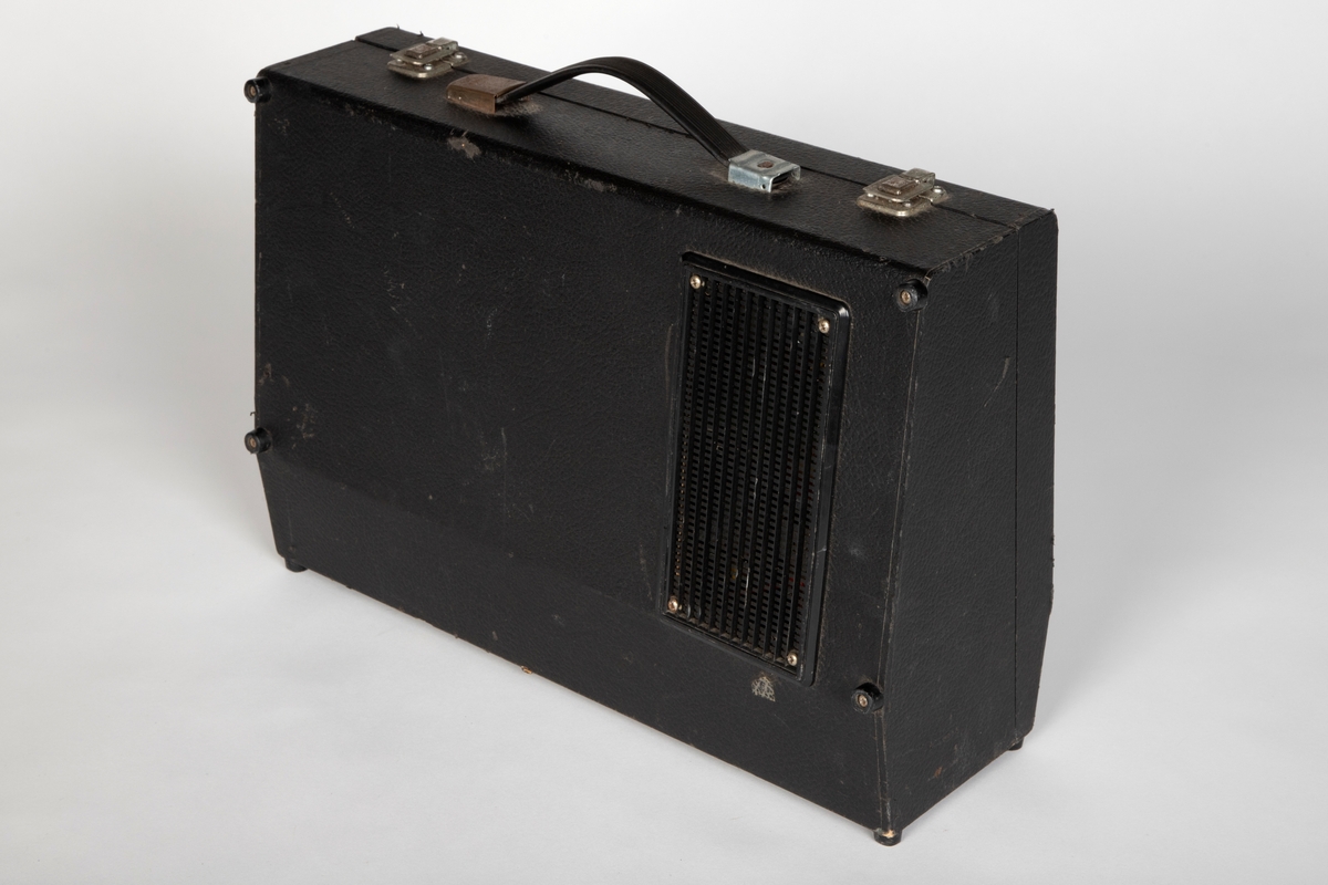 Ekkomaskinen er fastmontert i sort koffert med avtagbart lokk. Fotpedal medfølger i koffert.