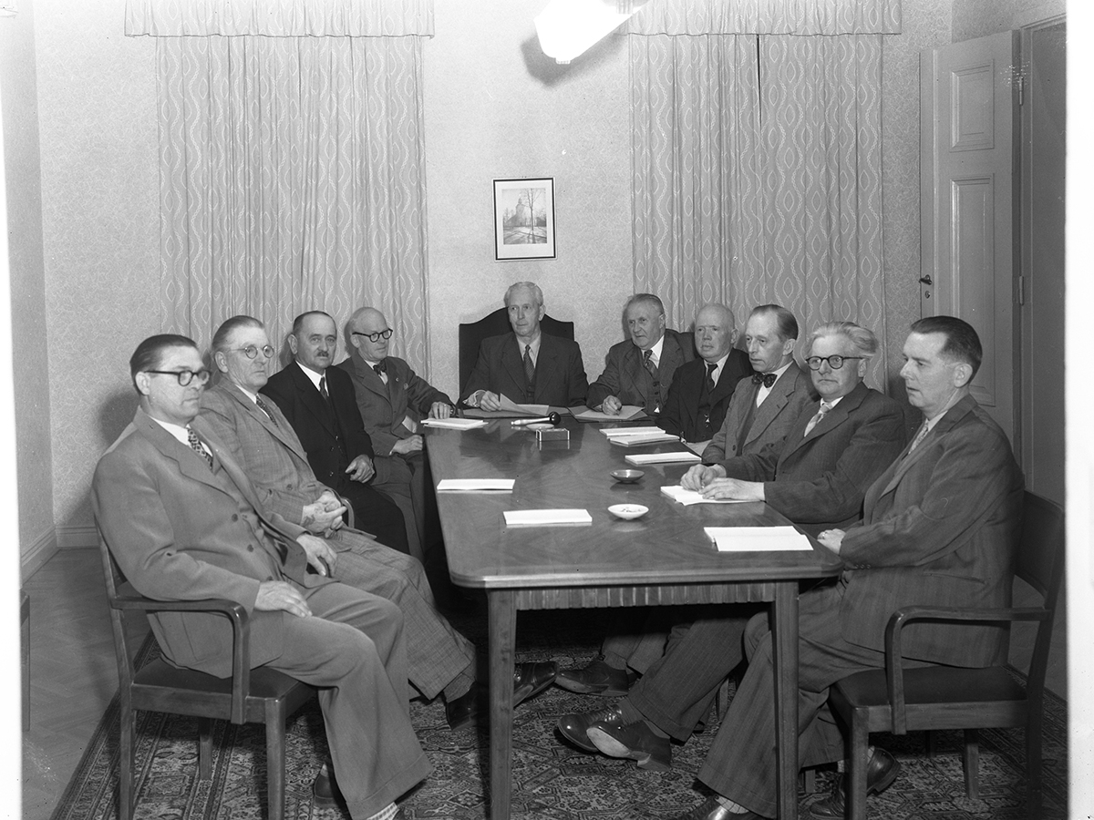 Gruppbild av styrelsen i Varbergs sjukkassa år 1950. Tredje person från vänster är plåtslagare Berntsson och andre man från höger "Bossa Erik".