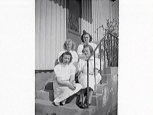 Personalgrupp vid Vita Bandets barnhem. 1950 ca. Längst fram, till vänster, sitter kokerskan Rut Svensson. Bakom Rut sitter sköterskan Ella och en (ej namngiven) sköterska. Längst bak sitter barnsköterskan Birgit Larsson.