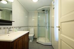 interiør bad med dusjkabinett og toalett (Foto/Photo)