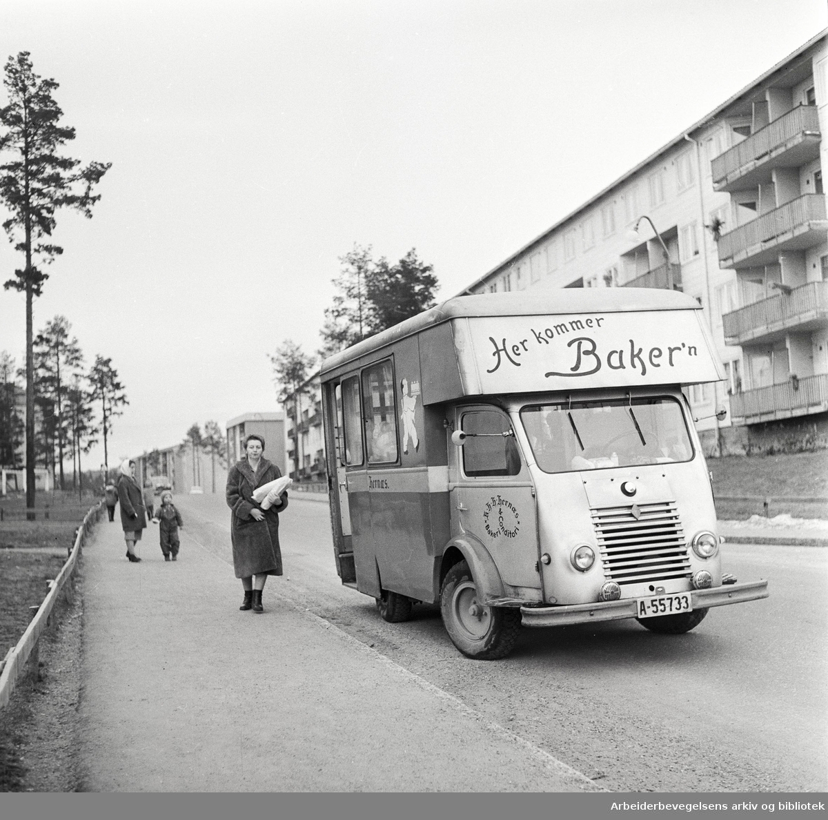 "Her kommer baker'n". Hernæs bakeri og konditori selger bakervarer fra egen brødbil på Oppsal. Januar 1960