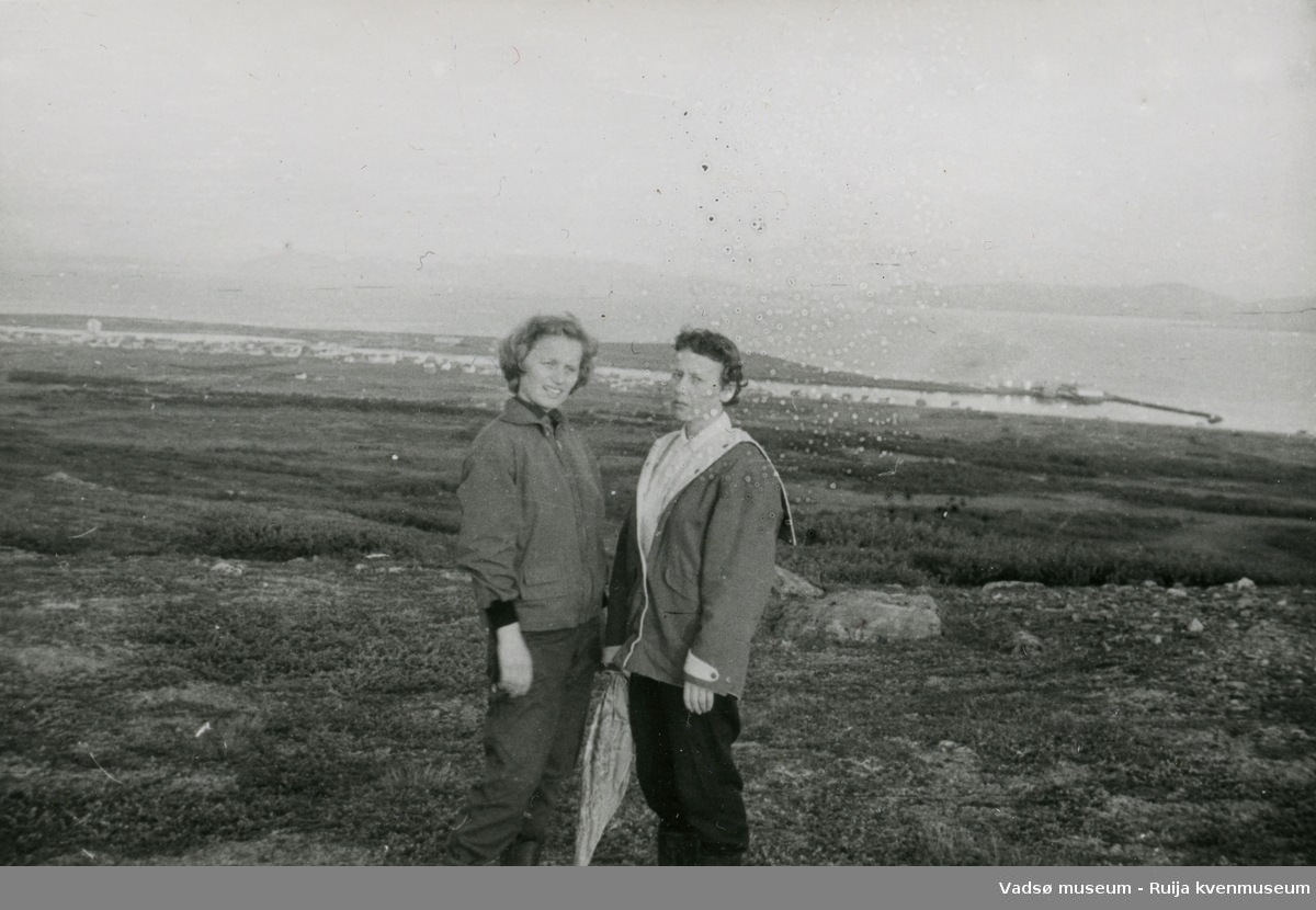 Søstrene Elisabeth og Hilda Methi på Fossefjellet, ca 1950 tallet. Bak de kan vi se Vadsø by. 