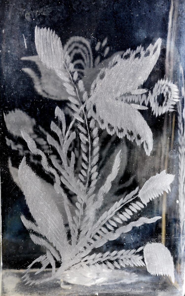 Brännvinsflaska.
Beskrivning: Rektangulär botten. Graverade blommor.
Färg: Svagt brungult klarglas.
Inskrivet i huvudkatalogen tidigast 1935.
M 6781 och M 16615 tillhör antagligen samma verkstad. Tillverkat under mitten eller senare delen av 1800-talet. Troligen tillverkat på Reijmyre glasbruk.

Litteratur:
Se Nisbeth och Fogelberg, "Reijmyre Glasbruk", fig. 40, "Brännvinsflaska", daterad 1843 (gaveldekor).
Funktion: Brännvinsflaska