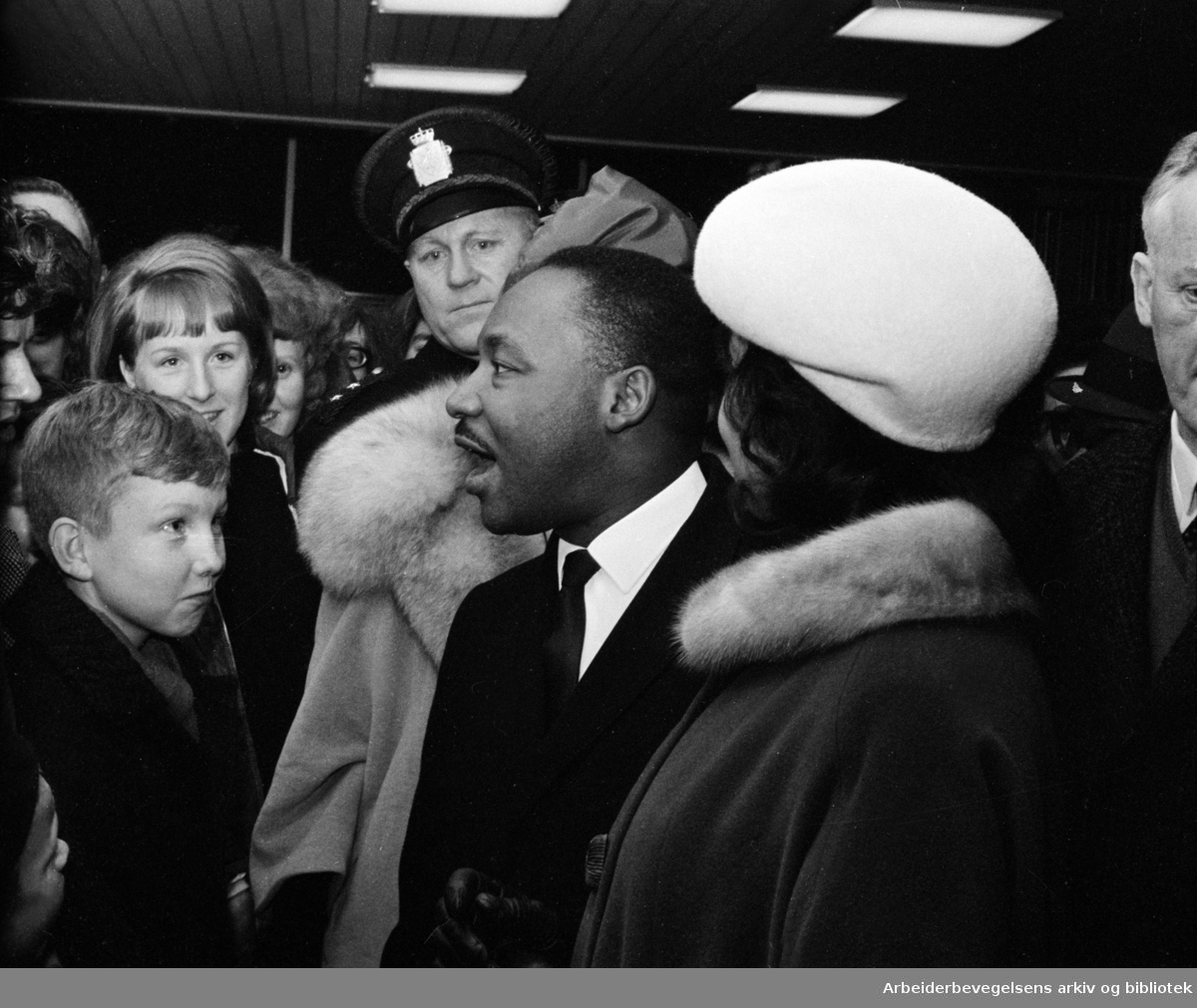 Dr. Martin Luther King jr. ankommer Oslo lufthavn Fornebu i anledning utdelingen av Nobels Fredspris. Hans kone, Coretta Scott King t.h. Desember 1964.