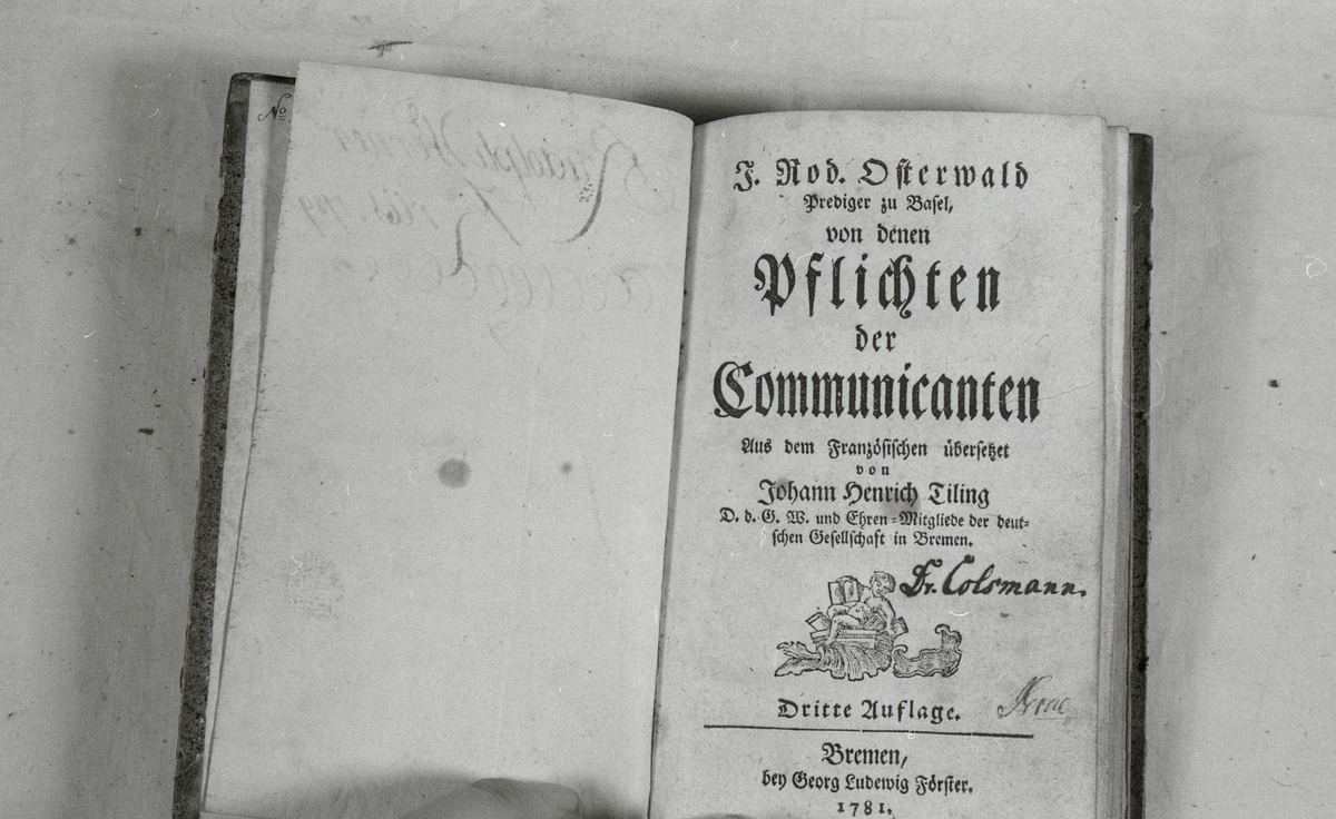 Johann Rudolf Osterwald: Pflichten der Communicanten. Bremen, 1781.

Halvbind, skinnrygg og -hjørner. Bind av papp med papirtrekk.