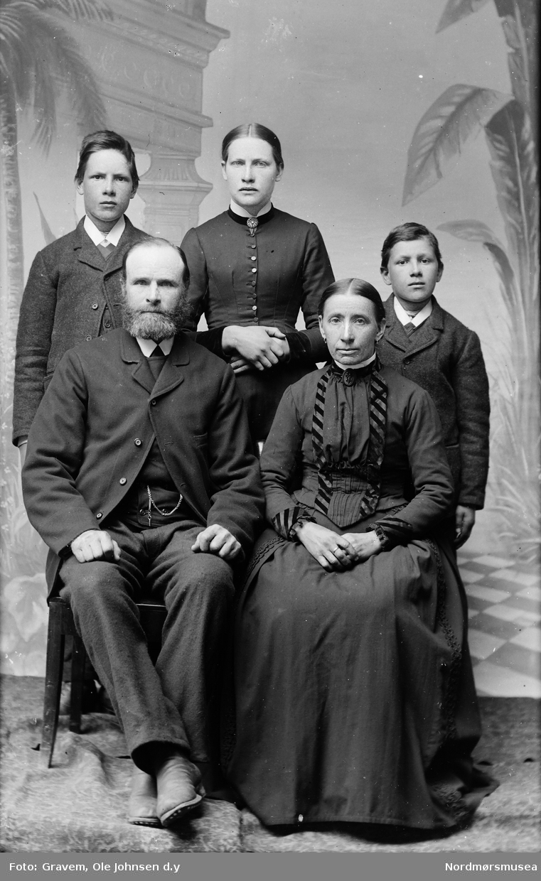 Antageligvis et familieportrett av kvinne og mann med to gutter og en jente. 