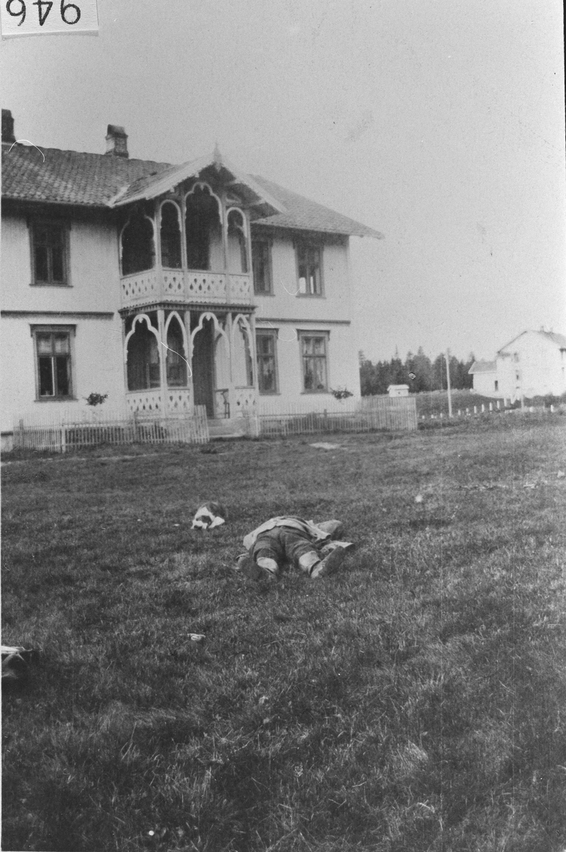 Hvil i bakken, på Frøvoll i Eggedal. Uten år, trolig 1910-20.